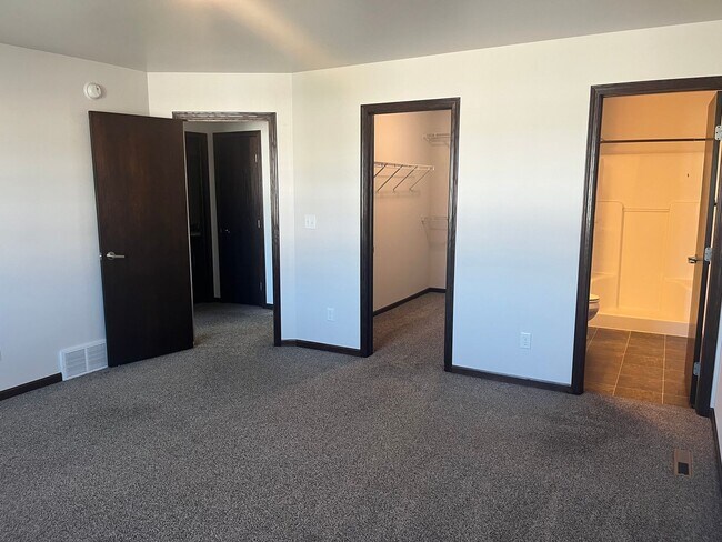 Building Photo - 3 Bed 3 Bath Twin Home