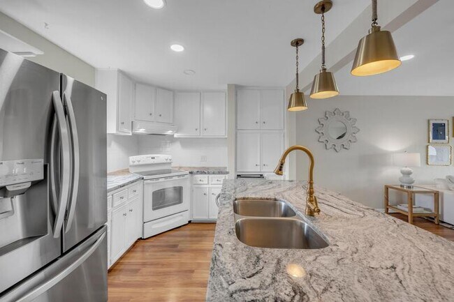 Building Photo - 604 Port