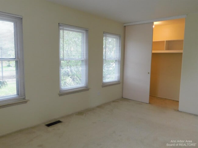 Building Photo - 3385 Burbank Dr