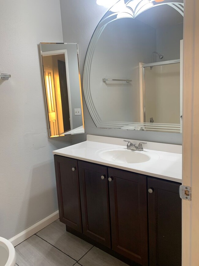 Building Photo - $2,500 - 2 Bed / 2 Bath Condo in East Clai...