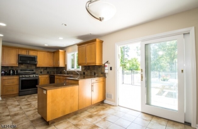 Building Photo - 4 Rumson Rd