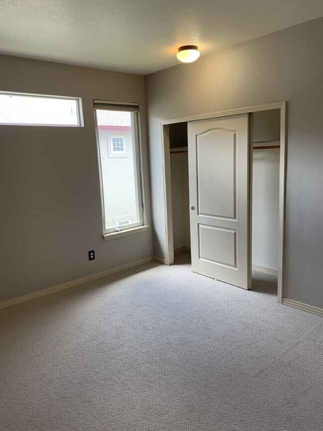 Building Photo - Beautiful Condo For Rent