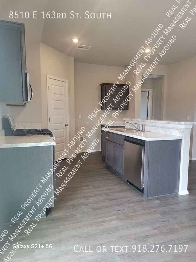 Building Photo - 8510 E 163rd St S