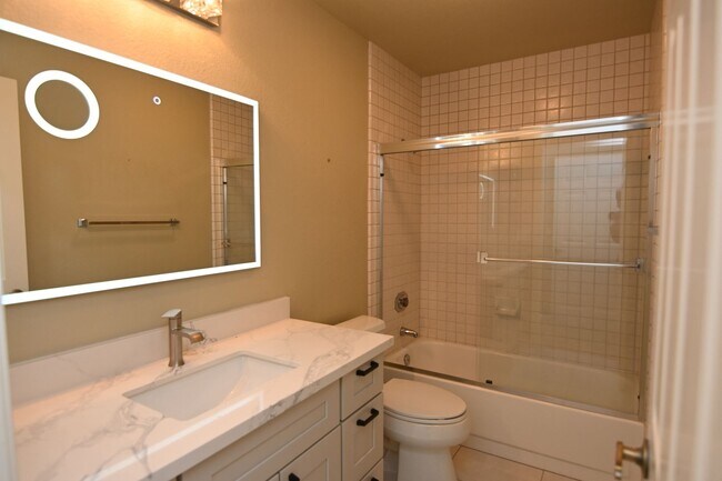 Building Photo - Tranquil / Updated Townhome in Gated in Vi...