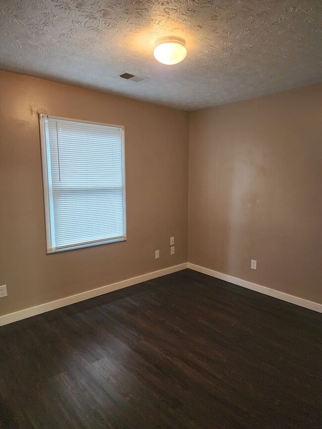 Building Photo - 2 bedroom 1 bath duplex