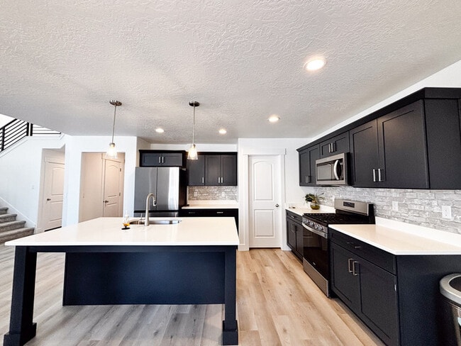 Building Photo - Newer Herriman Home - Open Floor Plan - Gr...