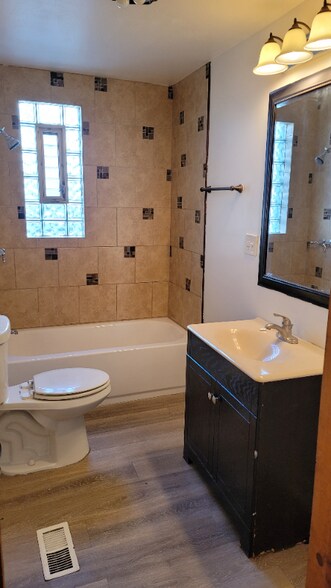 Building Photo - 218 S 11th Ave