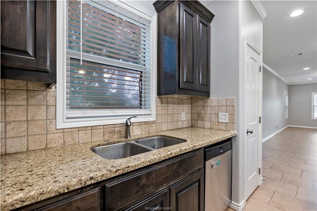 Building Photo - 4336 Nagle St