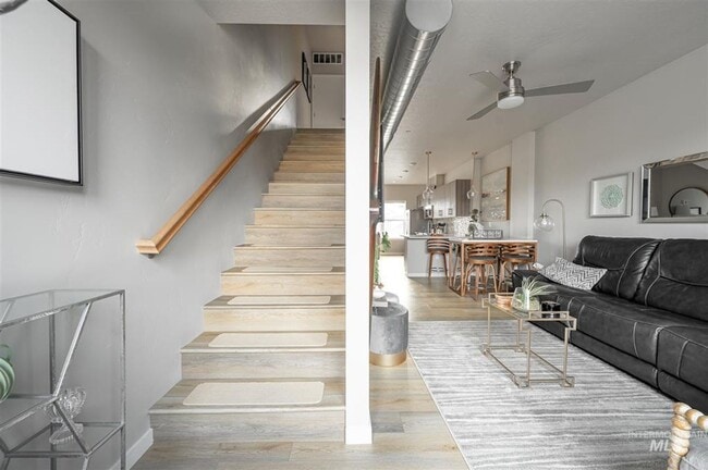 Building Photo - Luxury Apartment