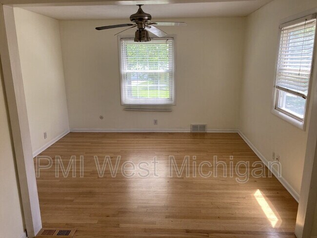 Building Photo - 1013 Worcester Dr NE