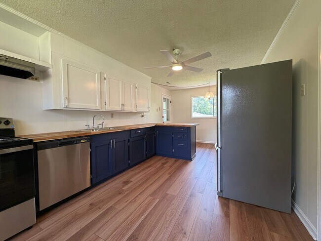 Building Photo - Charming 2/1 House in Celanese- $1,595
