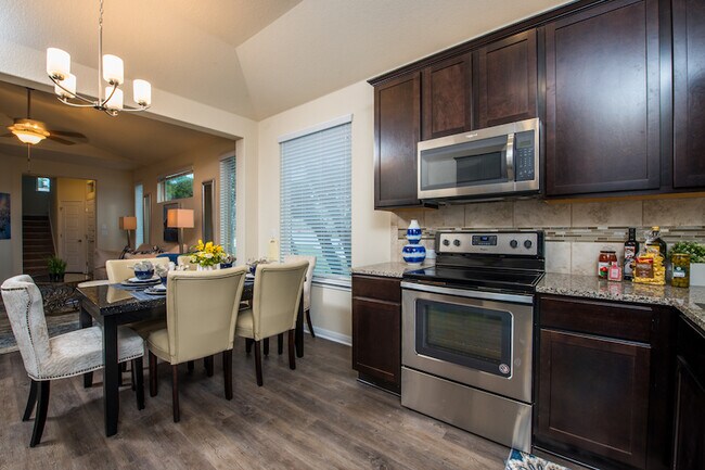 Building Photo - 6607 Lake Woodlands Dr