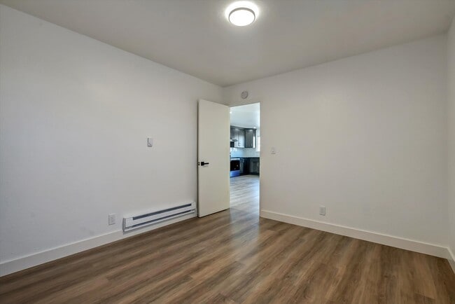 Building Photo - 568 Simon St
