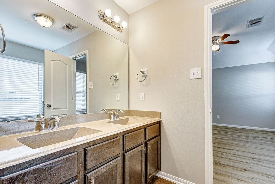 Building Photo - 12943 Pecan Shores Dr
