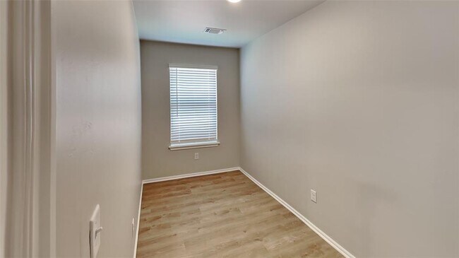 Building Photo - 12800 Elba Dr