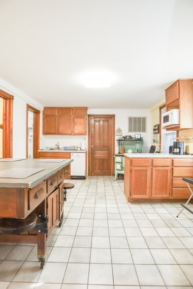 Building Photo - 2101 N Clifton Ave