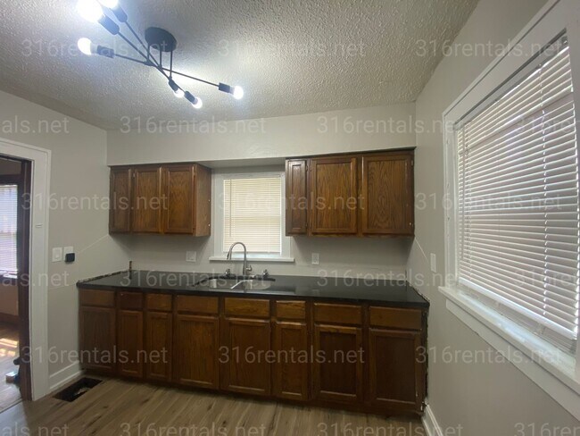 Building Photo - $925 - 2 bed 1 bath - Home with a fenced yard and garage