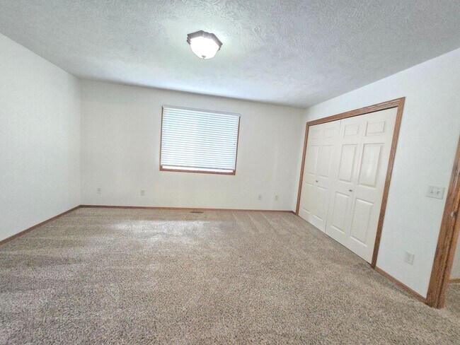 Building Photo - Spacious West Sioux Falls Twinhome with Gr...