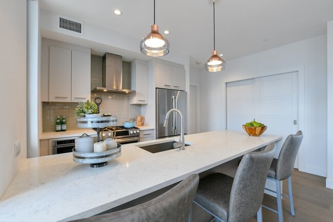 Building Photo - 40 Traveler St