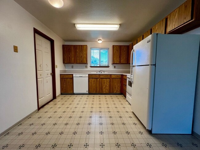 Building Photo - Non-Refundable & Security Deposit Total: $...