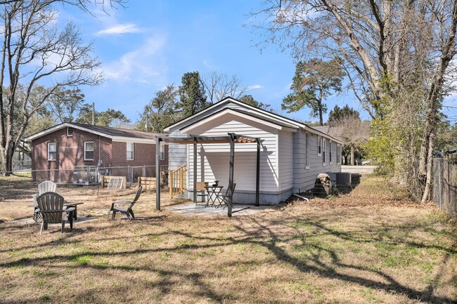 Building Photo - Charming Cottage with Modern Upgrades in Hanahan