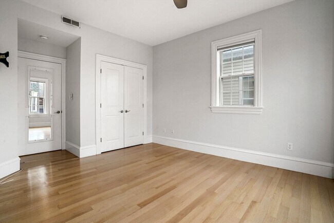 Building Photo - 703 E 4th St