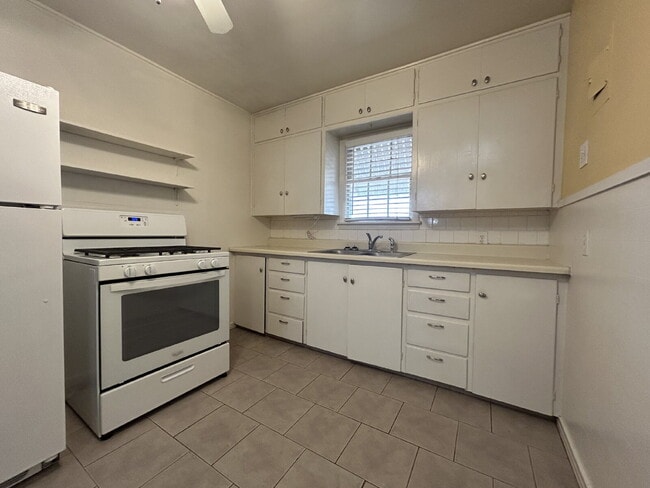 Building Photo - Charm, Comfort and Convenience!