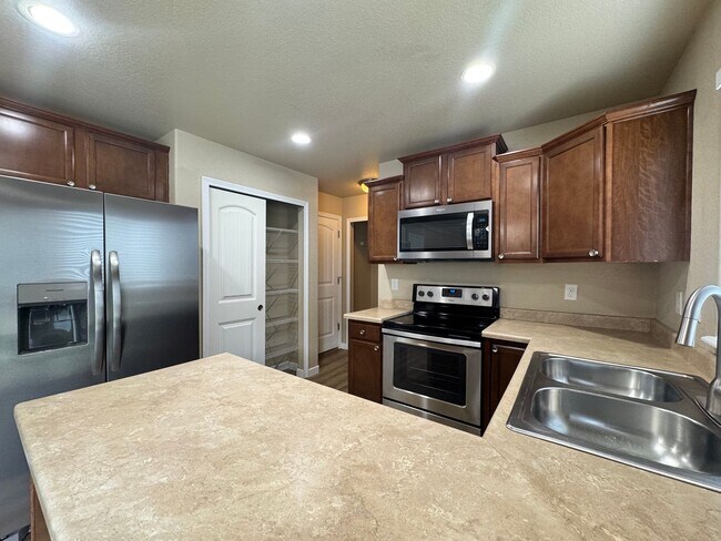 Building Photo - 3 Bedroom in Sierra Springs