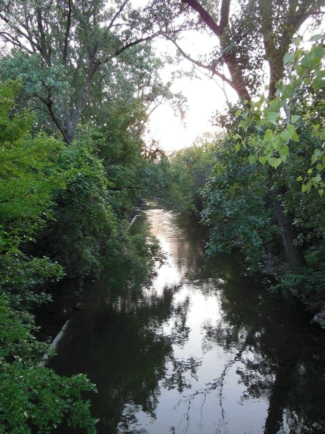 Building Photo - 5010 N Troy St