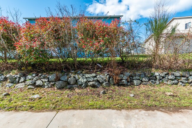 Building Photo - 1245-1431 NW Falls Creek Lp
