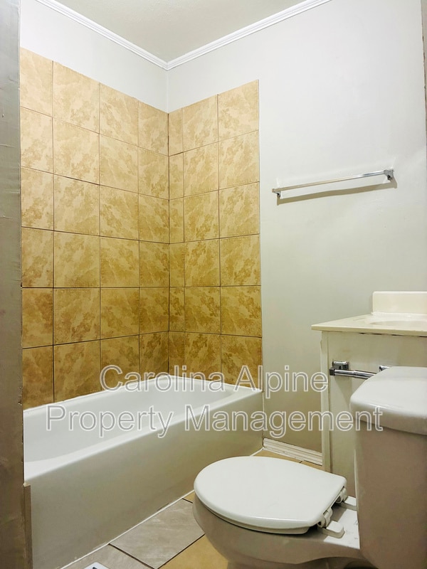 Building Photo - 1500 W Walnut Ave