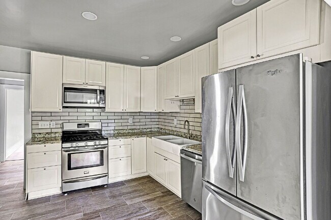 Building Photo - 4 bedroom 3 bath Springfield home