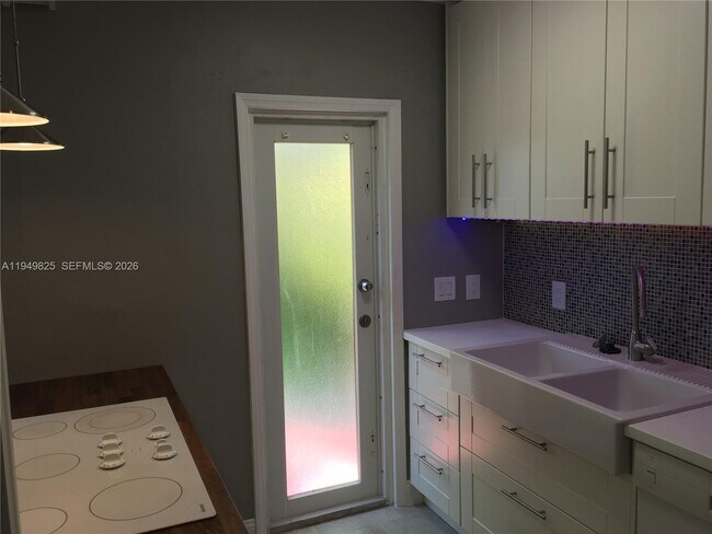 Building Photo - 661 SW 11th St