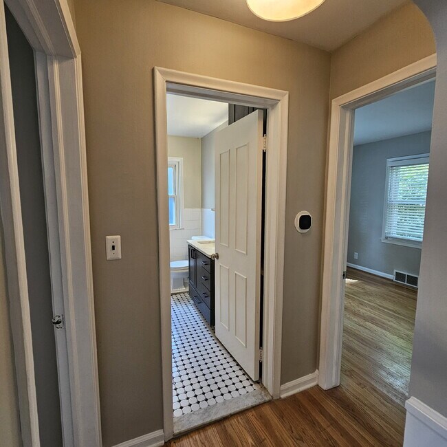 Building Photo - 3 Bedroom Bungalow w/ Hardwood Floors Clos...