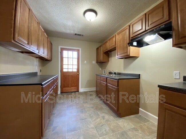 Building Photo - 1986 Dupont Ave