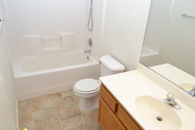 Building Photo - SW - ROOMY 3 BEDROOM 2.5 BATH TOWNHOME - 8...