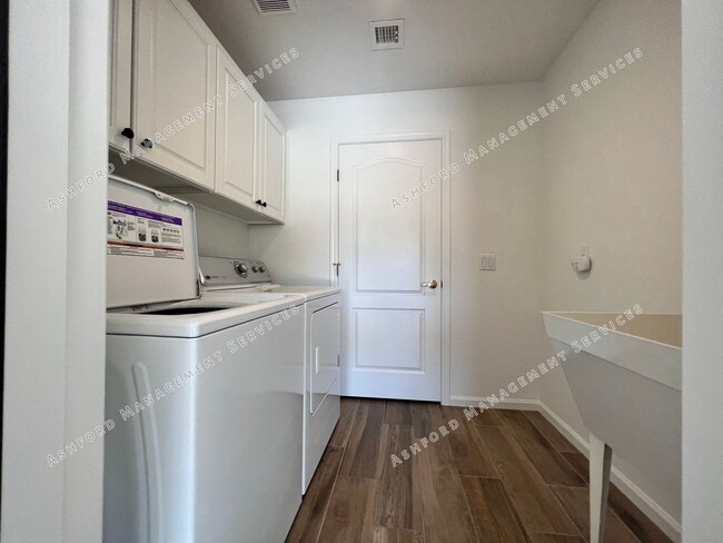 Building Photo - COME HOME TO LUXURY IN GATED GRAYHAWK GOLF...