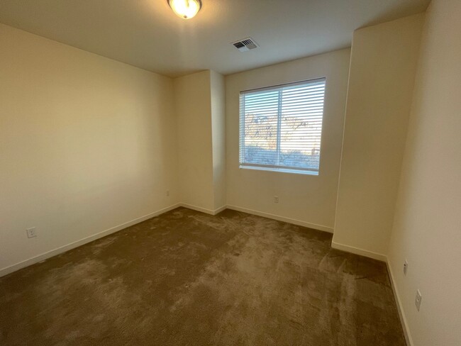 Building Photo - Beautiful 3 Bedroom Townhome close to UNR