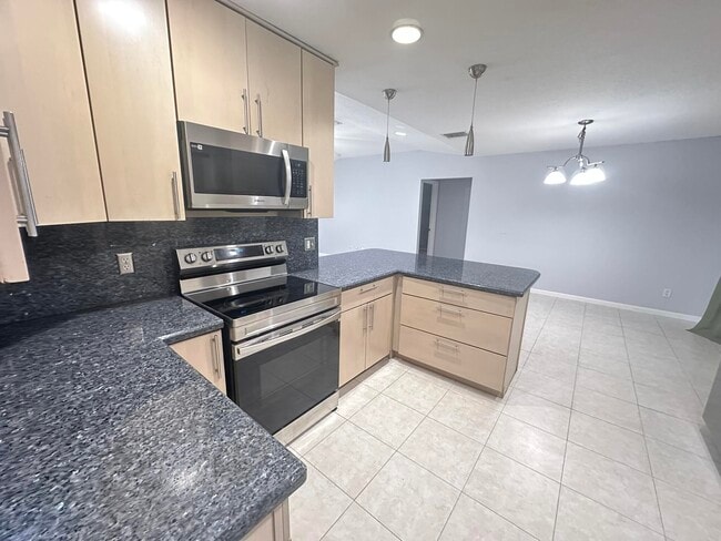 Building Photo - 1896 SW Cameo Blvd