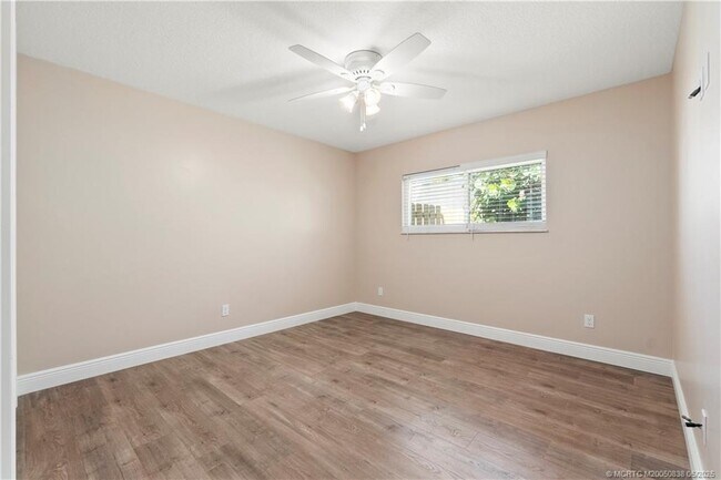 Building Photo - 4590 SE Glen Ridge Trail