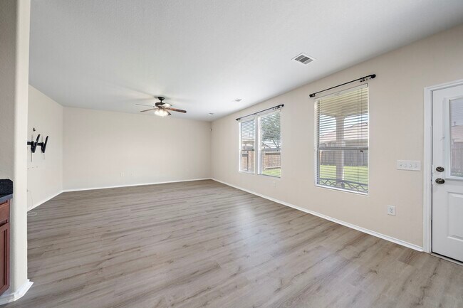 Building Photo - 1418 S Maple Dr