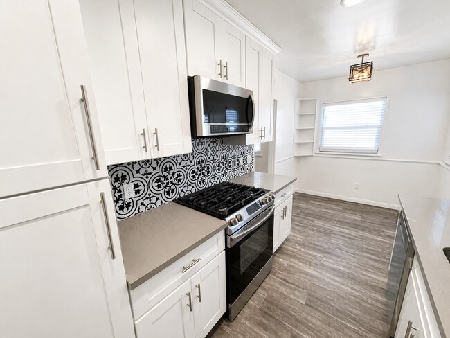 Building Photo - Completely Remodeled Spanish Style Midtown Apartment! Air Conditioning!