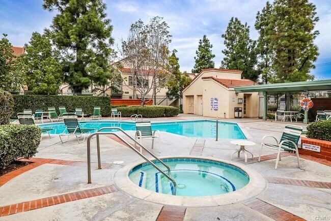 Building Photo - Large 2 Bedroom, 2 Bath Condo with 2 Parking and Community Pool