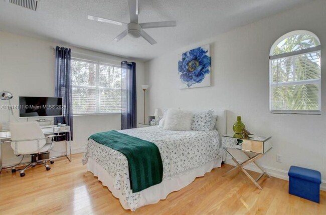 Building Photo - 601 NE 11th Ave