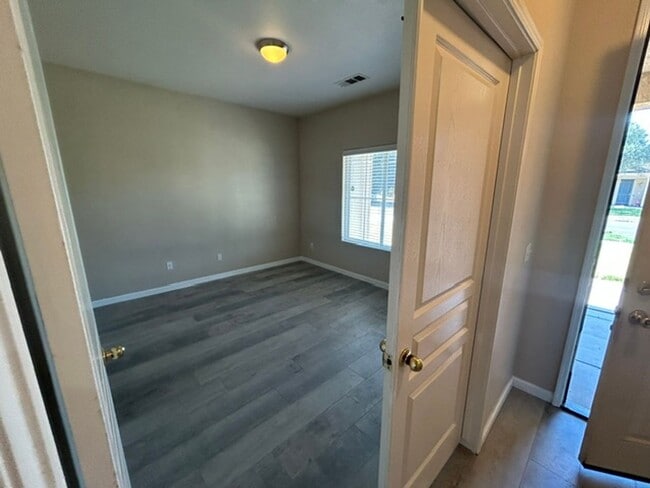 Building Photo - 3 Bedroom 2 Bathroom Home in SW Visalia! Close to Shopping and Restaurants!