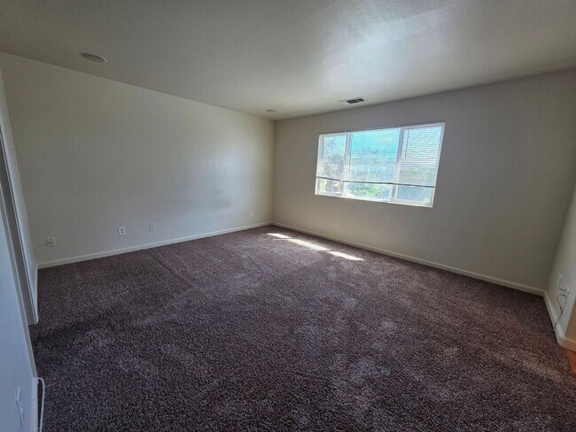 Building Photo - 3 bedroom with an extra office/den space in Modesto!