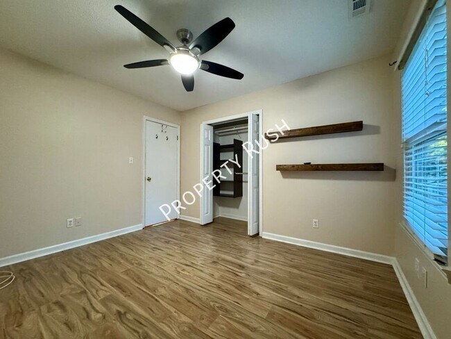 Building Photo - 1110 Fernway Cir