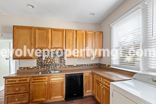 Building Photo - 246 N Watkins St