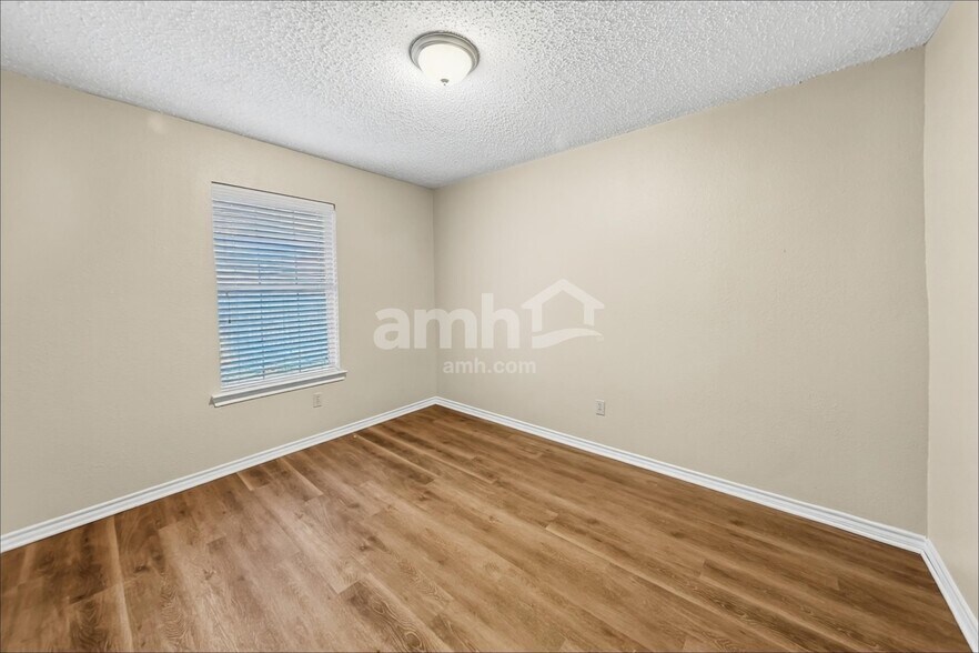Building Photo - 105 S Winding Oaks Dr