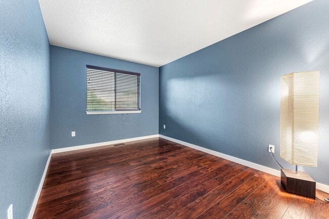 Building Photo - 4bed 4bath with fenced yard in Denver!